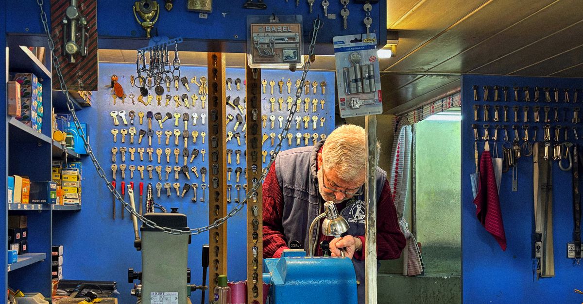 Walmart Key Kiosk vs. Calling a Mobile Locksmith: When Each Wins — Anytime Locksmith